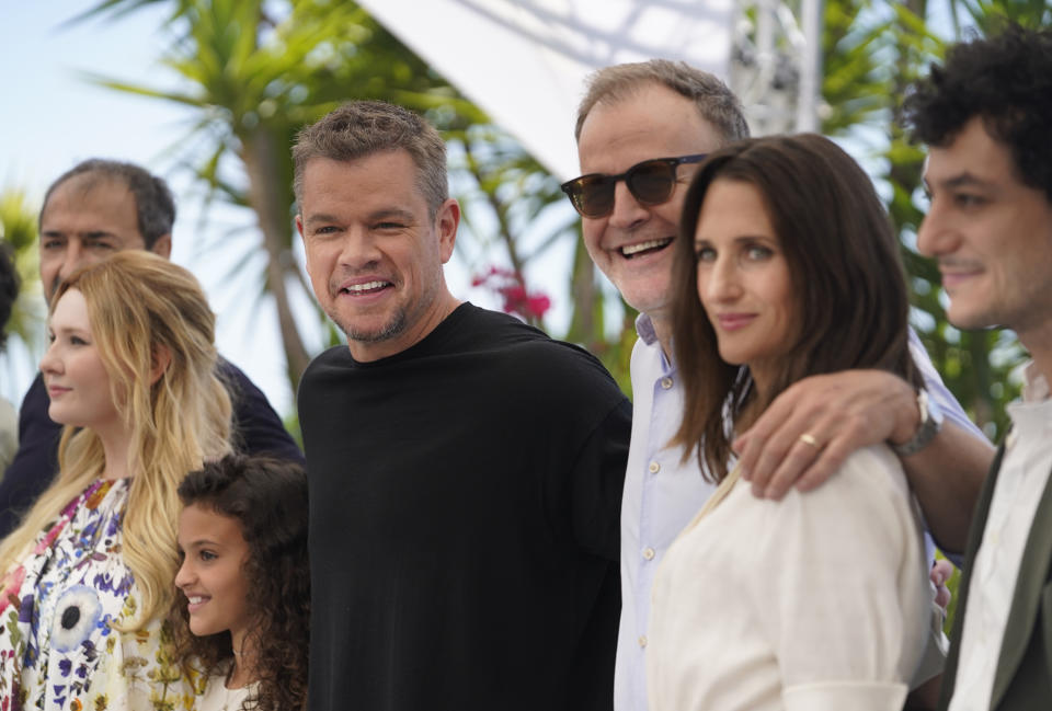 De izquierda a derecha, Moussa Maaskri, Abigail Breslin, Lilou Siauvaud, Matt Damon, el director Tom McCarthy, Camille Cottin y Noe Debre posan con motivo del estreno de "Stillwater" en el Festival de Cine de Cannes, en el sur de Francia, el viernes 9 de julio de 2021. (AP Foto/Brynn Anderson)