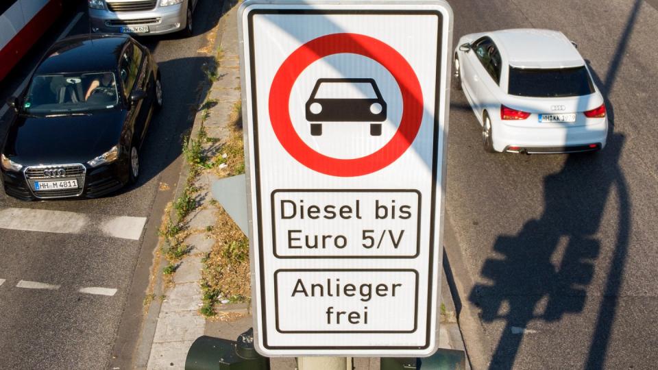 Fahrverbotsschild für Fahrzeuge mit Diesel-Motor bis Euro5. Foto: Daniel Bockwoldt