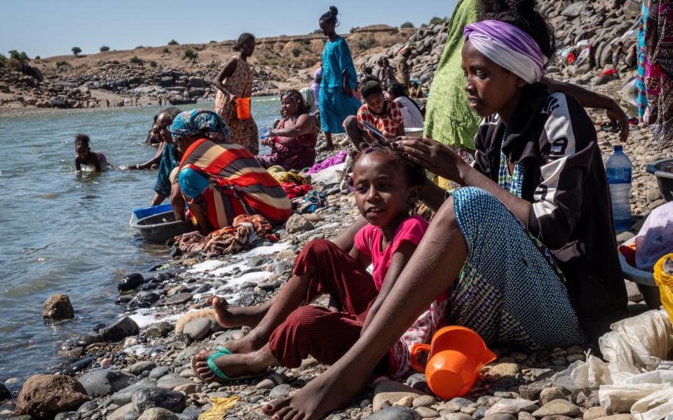 Refugees wash in the river after fleeing Ethiopia - Joost Bastmeijer 