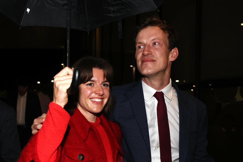 Labour candidate Alistair Strathern (R) celebrates winning the Mid Bedfordshire by-election with 13,872 votes on 20 October 2023 in Shefford, England (Getty Images)