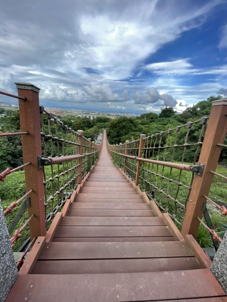 漯底山吊橋兩邊有高低落差，是階梯混合平底的吊橋，風光秀麗，視野寬廣，行走其間，清風徐來，非常愜意。 （記者楊淑芬攝）