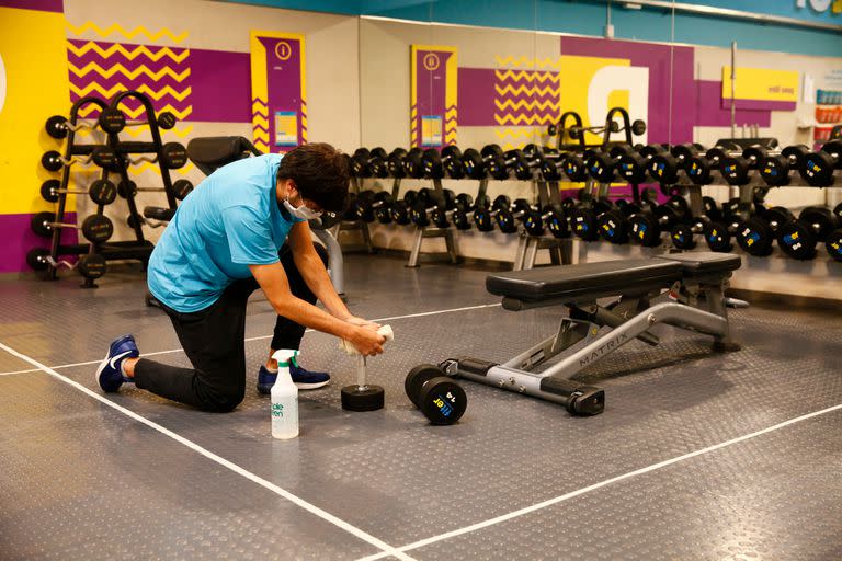 Cómo se prepara un gimnasio para mantener la distancia social entre sus clientes