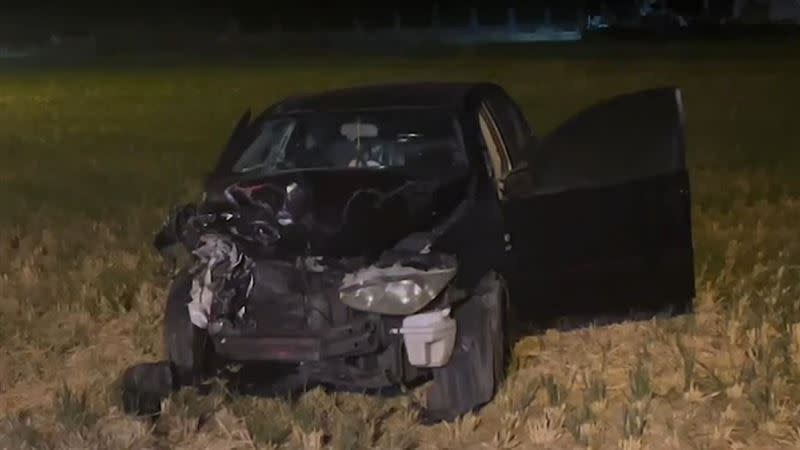 宜蘭市晚間發生一起對撞車禍，黑色轎車彈進田裡。（圖／翻攝畫面）