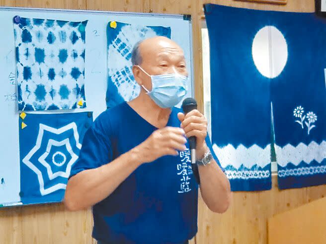 82歲的王國緯退休後展開他的「斜槓人生」，笑稱年紀大了，能常與小朋友們相處就很滿足了。（張志康攝）