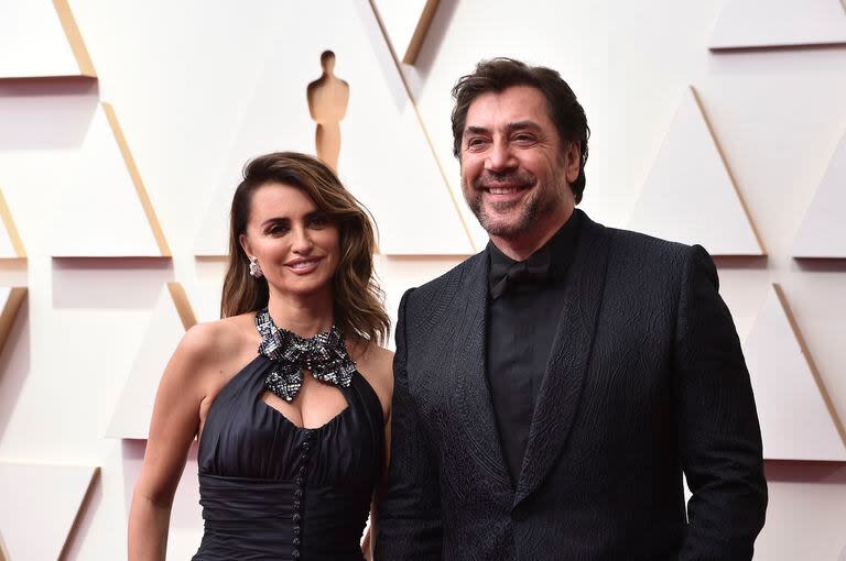 Penélope Cruz, izquierda, y Javier Bardem llegan a los Oscar 2022 en el Teatro Dolby en Los Ángeles. Los dos se fueron con las manos vacías