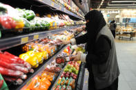 <p>Una de las empleadas trabaja en la sección de frutas y verduras del hipermercado. (Foto: Amer Hilabi / AFP / Getty Images).</p> 