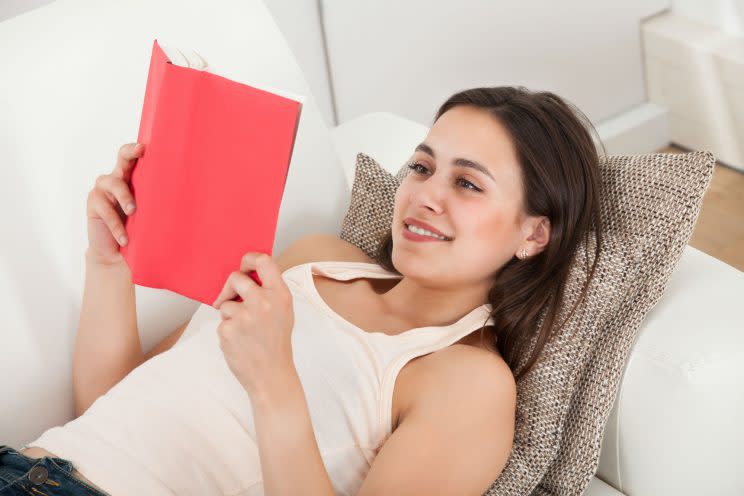 Aprovecha la tranquilidad de tu hogar para recuperar viejos placeres como la lectura ¡en un libro de verdad!(Foto de Corbis/Getty Images).