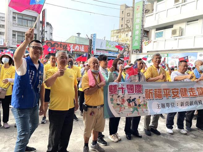 國民黨台南市第一選區立委參選人周宏昌（左一）國慶日參加健走活動與選民搏感情。（周宏昌競選團隊提供／張毓翎台南傳真）