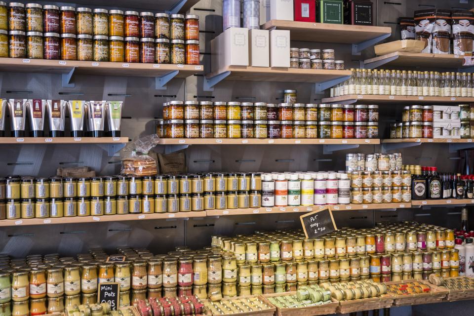 Mostaza Dijon y otros productos en la tienda de La Fabrique Bouchons en el pueblo de Dijon, Burgundy France (Foto: Tim Graham/Getty Images)