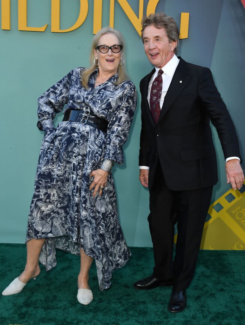 Superado el momento serio de la velada, Meryl Streep y Martin Short sacaron a relucir su buena química y el humor que los caracteriza con divertidos gestos sobre la alfombra roja del evento