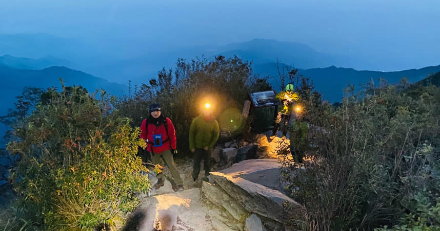 女性山友登北大武山在登山步道不慎失足摔傷，救難人員在山頂等候空勤直升機後送。（圖／讀者提供）