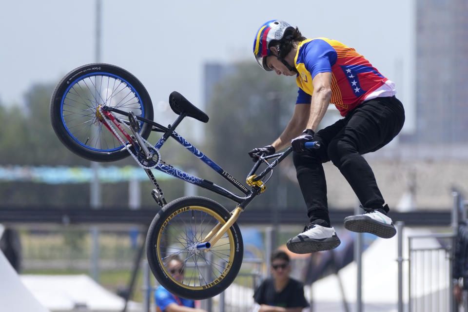 Daniel Dhers, de Venezuela, compite en el ciclimo BMX freestyle de los Juegos Panamericanos en Santiago, Chile, sábado 5 de noviembre, 2023. (AP Foto/Martin Mejia)