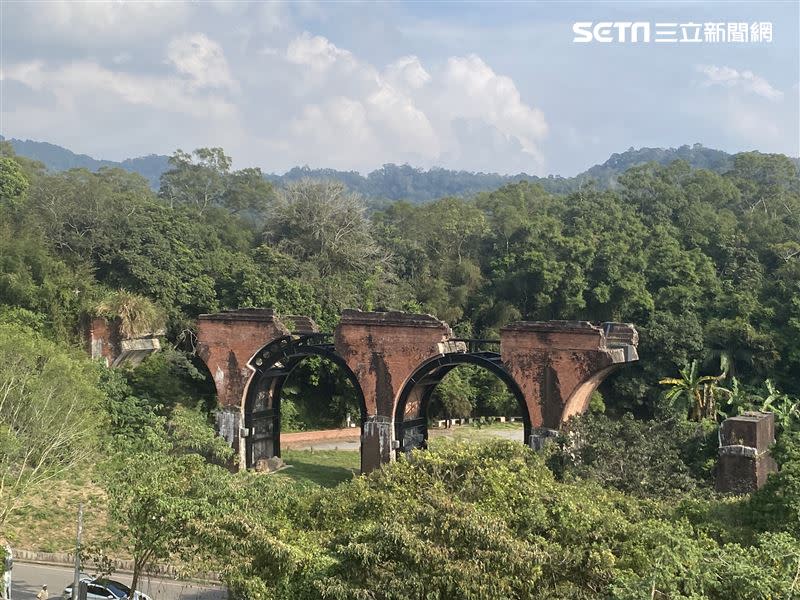 鐵道自行車上可觀看龍騰斷橋。（圖／記者楊晏琳攝影）