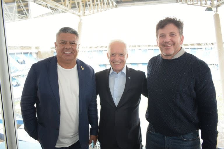 Claudio Chiqui Tapia, Víctor Blanco y Alejandro Dominguez, durante la inspección del presidente de la Conmebol al estadio de Racing de cara a la final de la Copa Libertadores