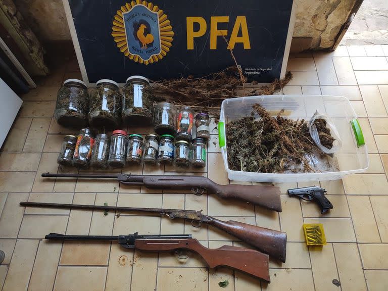 La policía secuestró 15 frascos de vidrio con marihuana, dos rifles de aire comprimido, una carabina, una pistola calibre .22 y 18 municiones calibre .38