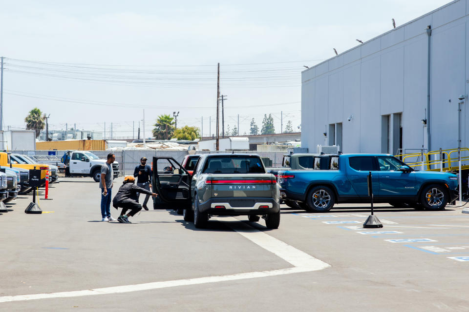 El centro de servicio de Rivian en El Segundo, California, el 10 de junio de 2022. El fabricante de automóviles tiene incluso menos salas de exposición y centros de servicio que Tesla. (Alex Welsh/The New York Times)
