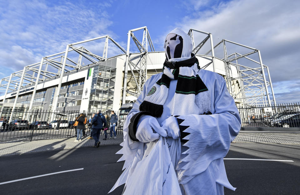 Un aficionado del Borussia Moenchengladbach con disfraz de fantasma frente al estadio del equipo previo a un partido contra Colonia por la Bundesliga, el miércoles 11 de marzo de 2020. (AP Foto/Martin Meissner)