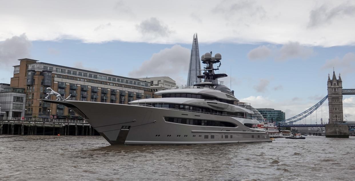 The yacht "Kismet" is located in central London on the banks of the Thames. The yacht is adorned with a sculpture of a jaguar on the bow. Photo: Jan Woitas/dpa (Photo by Jan Woitas/picture alliance via Getty Images)