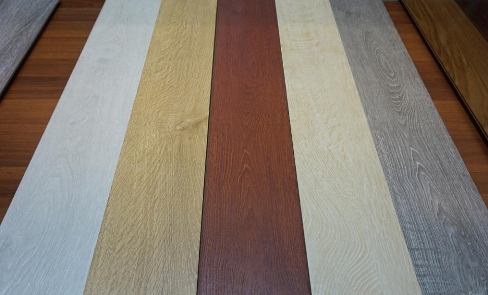 超耐磨木地板「表面功夫」很強大，從擬真木色到手抓紋觸感一應具全。圖片拍攝協力與場地提供／特力屋