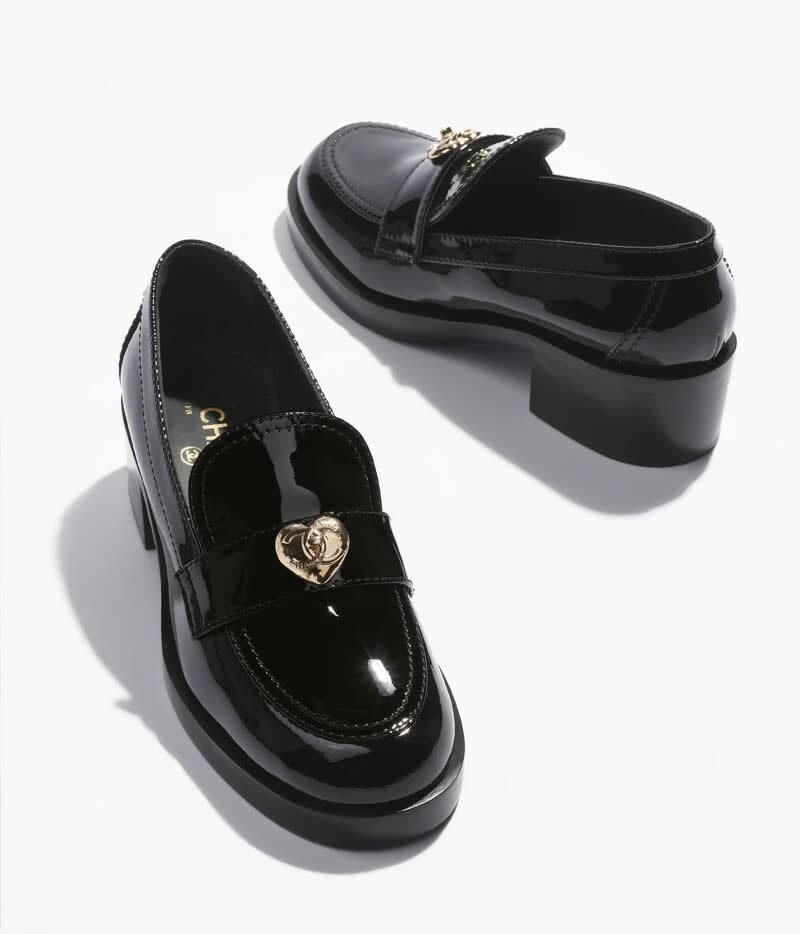 香奈兒另一雙爆款樂福鞋還有Chanel logo結合鐵鏈設計的款式