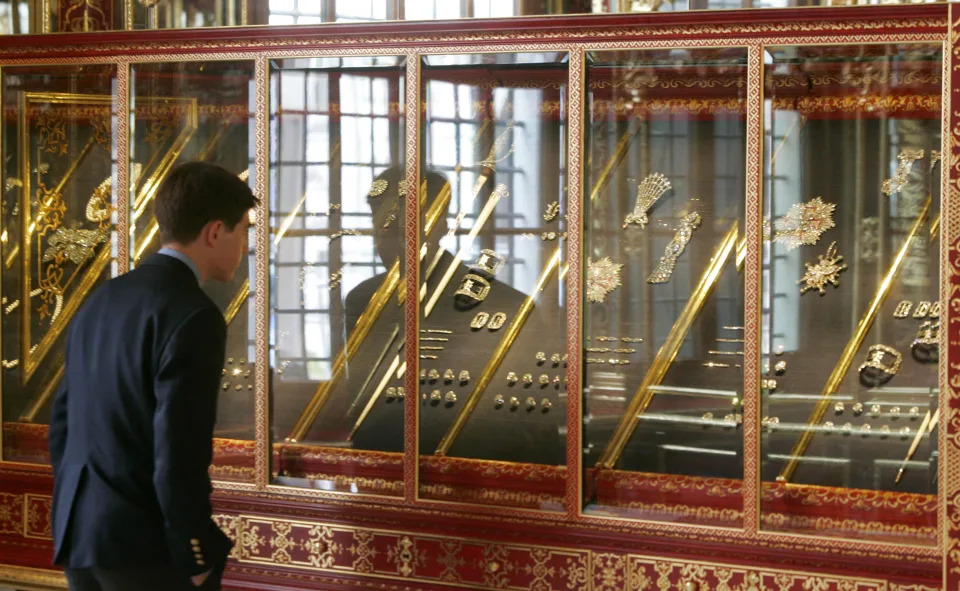 Un visitante observa la colecci&#xf3;n de joyas de la B&#xf3;veda Verde de Dresde, Alemania, en 2006. Foto: REUTERS/Arnd Wiegmann.