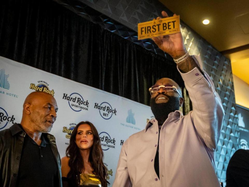 El rapero Rick Ross sostiene un boleto de First Bet durante el evento de lanzamiento de los juegos de mesa y las apuestas deportivas en el Seminole Hard Rock Hotel & Casino Hollywood, el jueves 7 de diciembre de 2023.