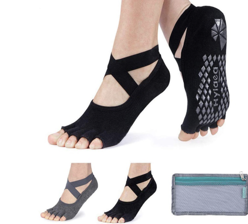 Le Hylaea Yoga Socks sono calze pensate apposta per chi pratica yoga. Con grip anti-scivolo nella parte inferiore a contatto con la pianta del piede e le dita tagliate, questo accessorio assicura un comfort e un’agilità davvero ottimali. Prezzo: 13,99 dollari su amazon.com