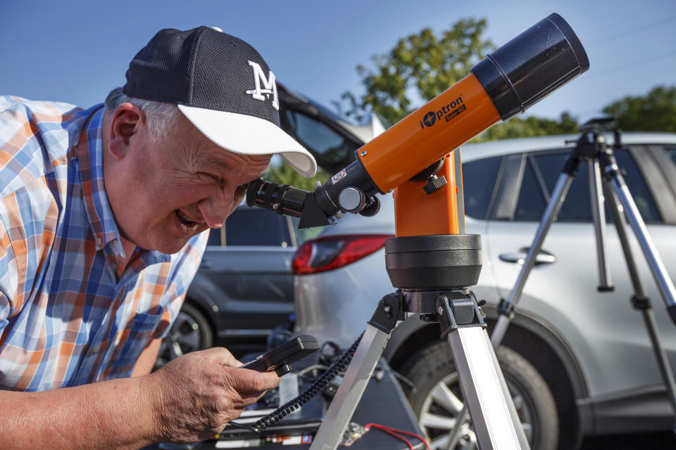 Solar eclipse fever: Americans witness the celestial event