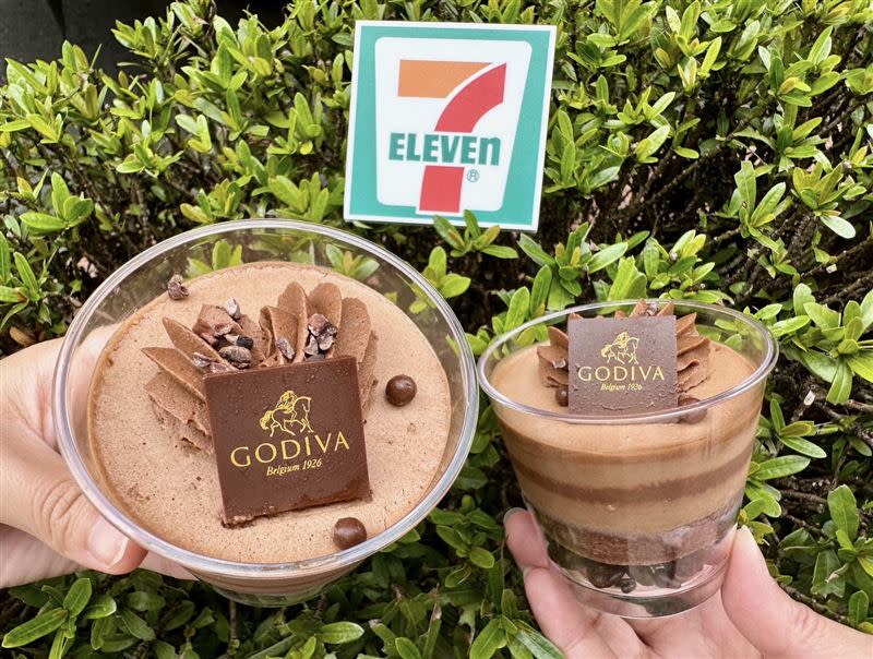 7-ELEVEN與GODIVA攜手推出「GODIVA醇黑巧克力慕斯蛋糕」。（圖／超商業者提供）