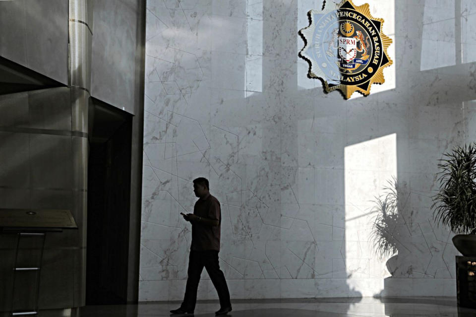 A man walks past the logo of the Malaysian Anti-Corruption Commission at the agency’s headquarters ahead of the arrival of former Malaysian Prime Minister Najib Razak in Putrajaya, Malaysia. (Photo: Getty Images)