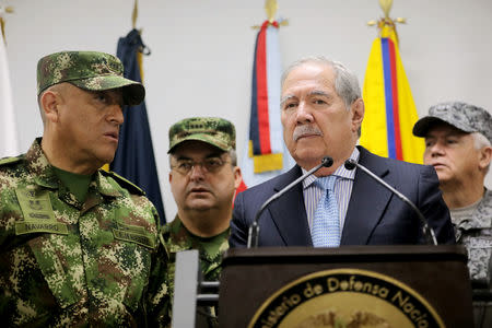 Commander of the Colombian Military Forces, General Luis Fernando Navarro speaks with Colombian Defense Minister Guillermo Botero before a news conference, in Bogota, Colombia May 20, 2019. REUTERS/Luisa Gonzalez