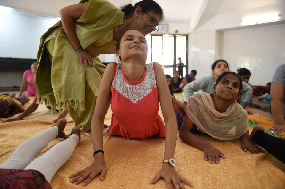 Yoga en una escuela de discapacitados en India. (SAM PANTHAKY/AFP via Getty Images)