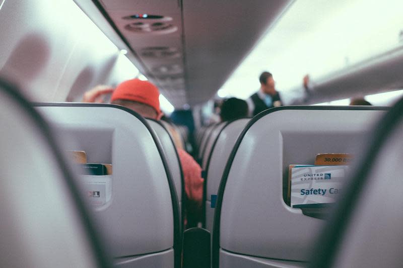 菲男見隔壁女旅客單獨搭機，在飛機飛行時摸胸摸腿、撕破內褲還「指侵」她。（示意圖，翻攝自pixabay）