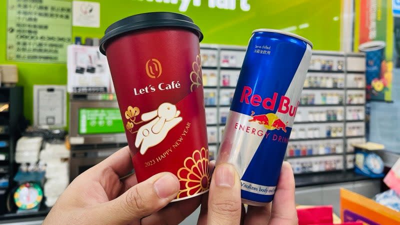 ▲2月4日補班日限定，APP開賣6罐RedBull搭配6杯大杯特濃美式410元，「紅牛＋美式」平均68元。（圖／全家提供）