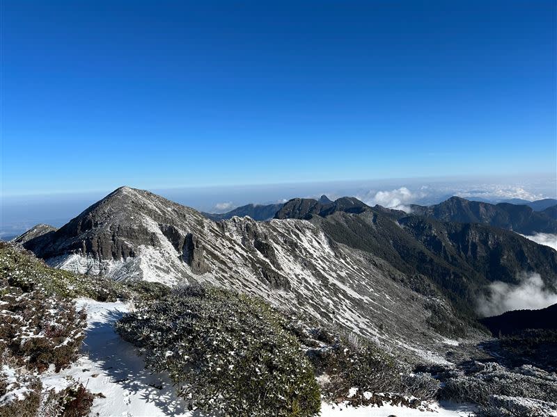 雪山主峰覆蓋白雪，宛如鋪上一層白色地毯，景色十分夢幻。(圖／山友全蔣清提供)