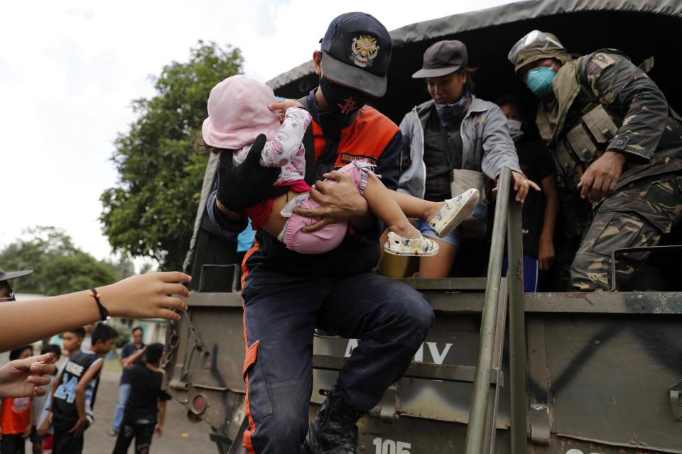 <p>FRM08. GUINOBATAN (FILIPINAS), 23/01/2018. Aldeanos filipinos desembarcan de un camión militar en una operación de rescate mientras el volcán Mayon entra en erupción hoy, martes 23 de enero de 2018, en Guinobatan, provincia de Albay (Filipinas). El Instituto Filipino de Vulcanología y Sismología (PHIVOLCS) elevó el 22 de enero el nivel de alerta para el volcán Mayon en medio de temores de una erupción mayor en las próximas horas o días. “Más de 26,000 personas han sido evacuadas a refugios en el área. La zona de peligro se extiende a un radio de 8 kilómetros desde el respiradero de la cumbre. Se recomienda encarecidamente al público que esté atento y desista de ingresar a esta zona de peligro”, agregó el PHIVOLCS. EFE/FRANCIS R. MALASIG </p>