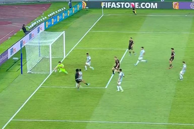 Brunner ya sacó el remate que se mete en el primer palo, ante una floja respuesta de Florentín; fue el 1-0 para Alemania