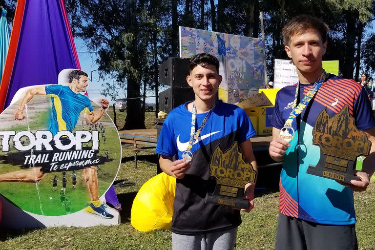 Gustavo Cisterna y Nano Correa, ganadores de los 12 y 21km respectivamente, comparten el mismo entrenador: Matías Robledo