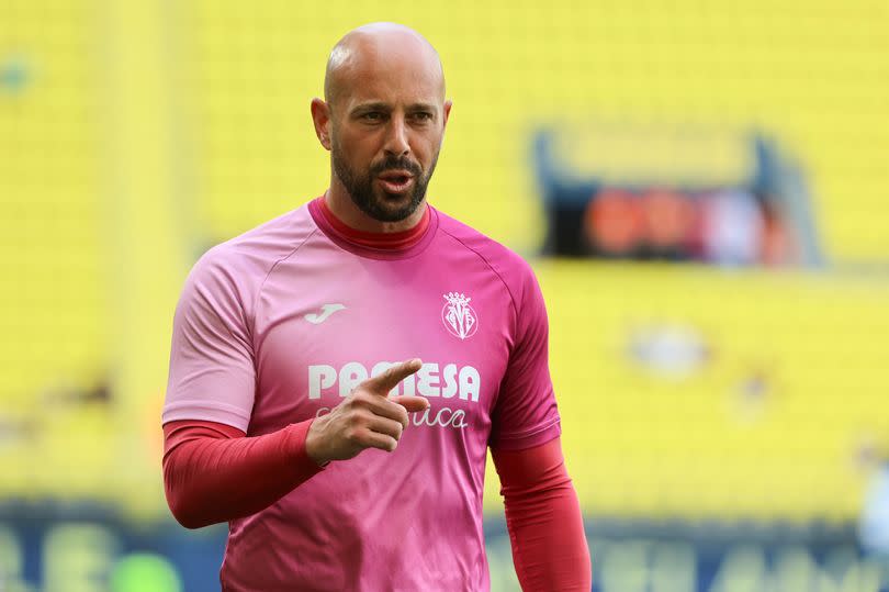 Former Liverpool goalkeeper Pepe Reina points during the warm-up for Villarreal's match against Real Madrid