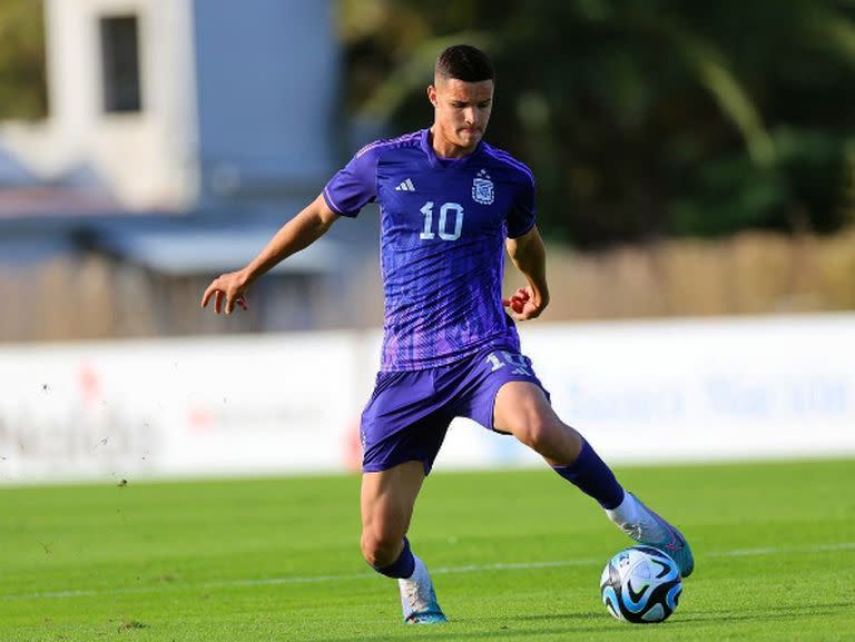 Valentín Carboni llevará la camiseta número 10 de la selección argentina en el Mundial Sub 20 que inicia este sábado