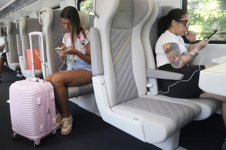 Kelly Mc Kenna, de Nueva York, se pone al día con su trabajo mientras viaja en el tren Brighline de West Palm Beach a Aventura para encontrarse con amigos, el viernes 8 de septiembre de 2023, en Fort Lauderdale, Florida