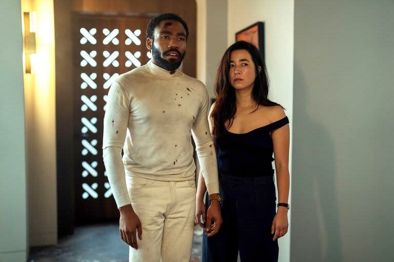 Donald Glover y Maya Erskine en Sr. y Sra. Smith