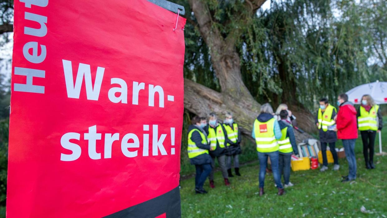 Mitglieder der Gewerkschaft Verdi machen mit einem Warnstreik weiter Druck auf die Arbeitgeber.