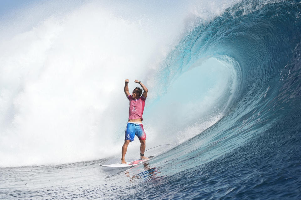 El francés Kauli Vaast compite en el duelo por la medalla de oro del surf de los Juegos Olímpicos de París, el lunes 5 de agosto de 2024, en Teahupo'o, Tahití. (AP Foto/Gregory Bull)