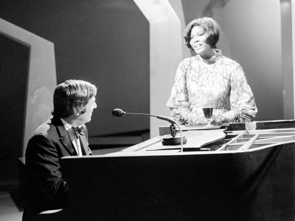 Burt Bacharach and Dionne Warwick in 1970 (ITV/Shutterstock)