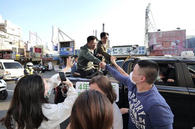 民進黨嘉義市長候選人李俊俋（左）由高雄市長陳其邁陪同掃街拜票，民眾熱情回應。（李俊俋團隊提供／廖素慧嘉市傳真）