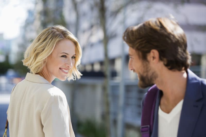 Es scheint, als hätten viele Frauen einen „Flirtgesichtsausdruck“, über den sie einem Mann zeigen, dass sie interessiert sind. (Von Model nachgestellt, Getty Images)