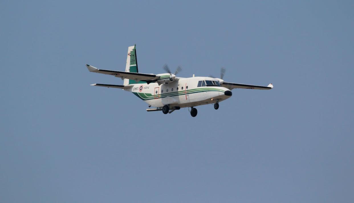 Un CASA C-212-300 Aviocar antes de aterrizar en el aeropuerto Chiang Mai International Airport de Tailandia en 2018. <a href="https://www.shutterstock.com/es/image-photo/chiang-mai-thailand-april-19-2018-1095781598" rel="nofollow noopener" target="_blank" data-ylk="slk:Shutterstock / Sudpoth Sirirattanasakul;elm:context_link;itc:0;sec:content-canvas" class="link ">Shutterstock / Sudpoth Sirirattanasakul</a>