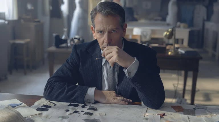 The New Look, con Ben Mendelsohn como Christian Dior, estreno de Apple TV+