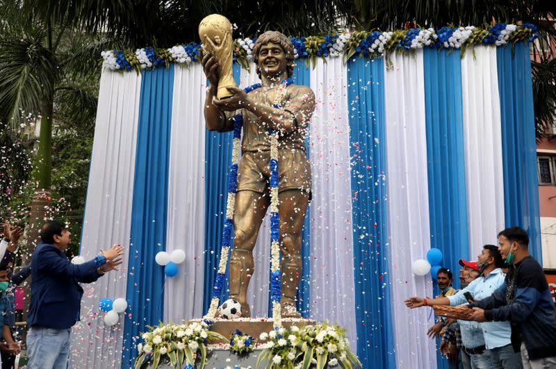 Foto del jueves de una lluvia de pétalos cayendo sobre la estatua en homenaje de Diego Maradona en Calcuta